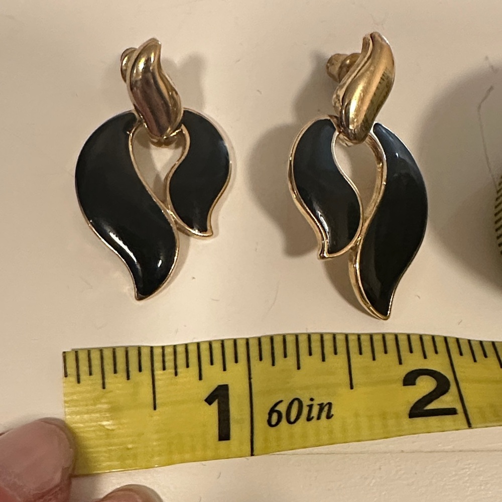 Elegant Black and Gold Wave Drop Earrings - Women Jewelry - Picture 4 of 5